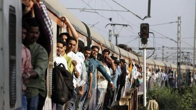 Stats revealed that the number of passengers falling from the trains is highest during peak hours.(HT file) Stats revealed that the number of passengers falling from the trains is highest during peak hours.(HT file)