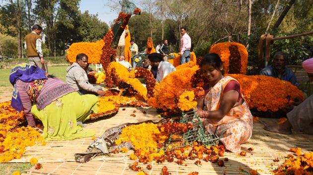 Flowers aplenty: Workers decorating the garden ahead of the rose festival.  (Sanjeev Sharma/HT Photo) 