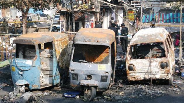 Charred vehicles at the site of a blast in Delhi’s Sarojini Nagar in 2005.(S Burmaula/HT File Photo)