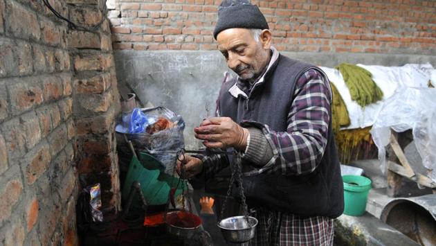 The manual dyeing of threads has been an industry in Kashmir for a long time now. The practice though is on a decline as creating dyes is exhausting and often takes a toll on workers (Waseem Andrabi /HT PHOTO )