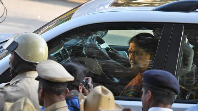 AIADMK general secretary VK Sasikala arrives to surrender at the special court after she convicted in DA case in Bengaluru on Feb 15.(PTI Photo)