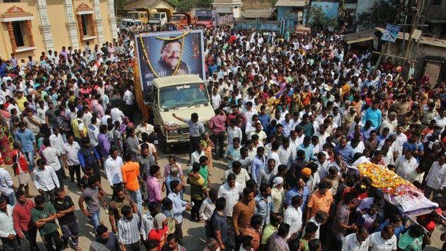 Hundreds throng the funeral procession of corporator Manoj Mhatre at Kalwar village on Wednesday.(Praful Gangurde)