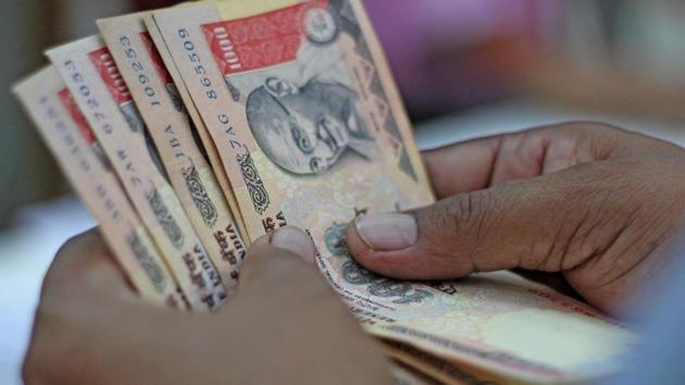 A man counts old 500 and 1000 notes inside a bank at Vashi in Mumbai, November, 2016.(Satyabrata Tripathy / HT File)