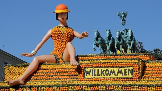 Actress Liza Minnelli gets a citrus-sy tribute for her musical comedy "Cabaret". (Eric Gaillard / REUTERS)