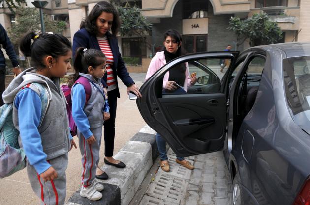 After the proposed ban on private school vans, parents have decided to come together and use carpooling to pick and drop children from schools. (Parveen Kumar/HT Photo) After the proposed ban on private school vans, parents have decided to come together and use carpooling to pick and drop children from schools. (Parveen Kumar/HT Photo)