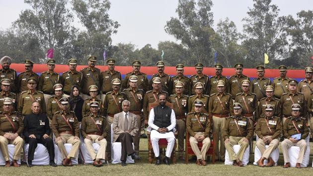 Minister of State Home Affairs Hansraj Gangaram Ahir, with Delhi Police commissioner Amulya Patnaik and other officers pose for a group photo at the 70th Delhi Police Raising Day. (Sonu Mehta/HT PHOTO)