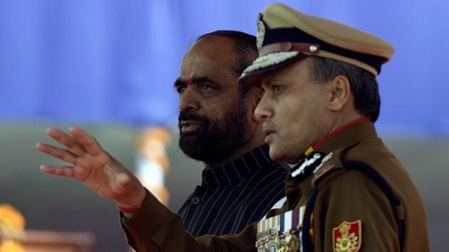 Minister of State Home Affairs, Hansraj Gangaram Ahir, and Delhi Police commissioner, Amulya Patnaik, watch the parade. The system of appointed Kotwals ended in 1857, after the First War of Indian Independence. (Sonu Mehta/HT PHOTO)