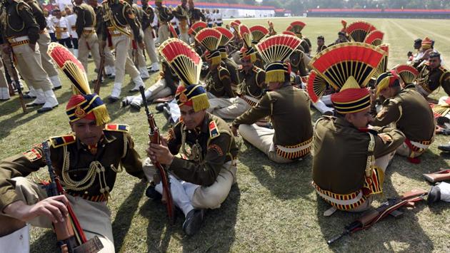Delhi Police personnel rest after the parade. The total sanctioned strength of Delhi Police is around 84,500 but only close to 77,600 of these posts filled. (Sonu Mehta/HT PHOTO)