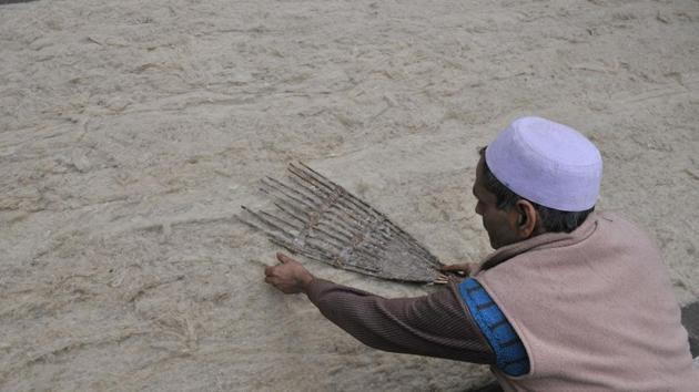 Namda is usually a sandwich of many layers of wool flattened over each other. After a layer is spread, it is sprinkled homogeneously with water and pressed with a tool known as ‘pinjra’ (woven willow wicker). (Waseem Andrabi /HT PHOTO )