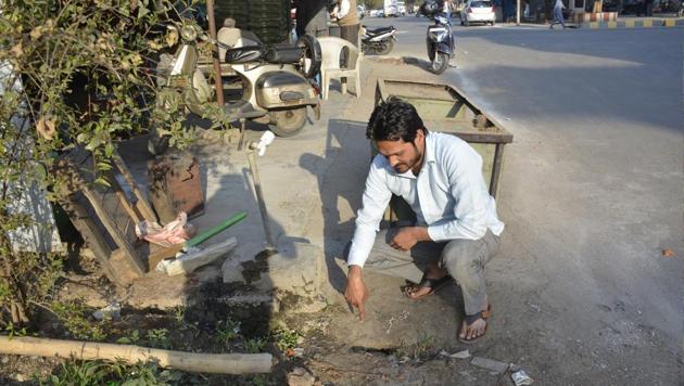 Traders say the rodents are huge and are capable of nibbling through the plaster of walls and the flooring of shops. Their burrows are found in areas that are not concreted .(Sakib Ali/HT Photo) Traders say the rodents are huge and are capable of nibbling through the plaster of walls and the flooring of shops. Their burrows are found in areas that are not concreted .(Sakib Ali/HT Photo)
