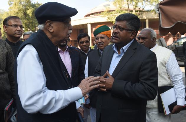 Union minister Ravi Shankar Prasad speaks with senior BJP leader LK Advani after a party meeting in New Delhi.(AFP File)