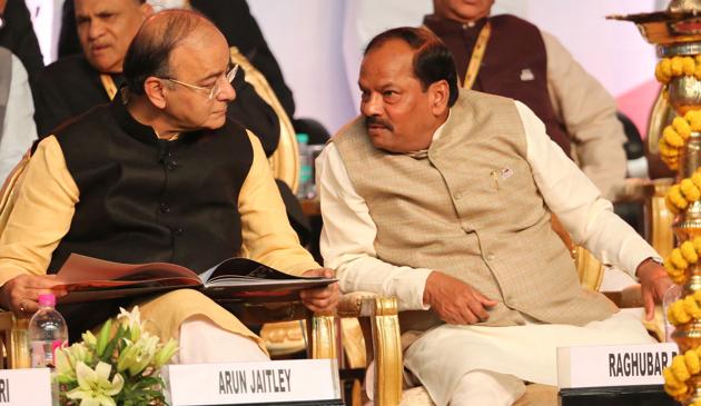 India's Finance Minister Arun Jaitley (L) speaks with Jharkhand Chief Minister Raghubar Das during the Global Investors Summit-2017 'Momentum Jharkhand' in Ranchi on February 16, 2017. / AFP PHOTO / STR (AFP) India's Finance Minister Arun Jaitley (L) speaks with Jharkhand Chief Minister Raghubar Das during the Global Investors Summit-2017 'Momentum Jharkhand' in Ranchi on February 16, 2017. / AFP PHOTO / STR (AFP)
