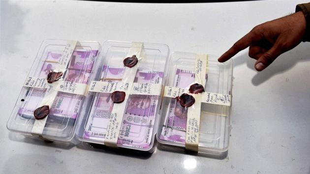 Counterfeit Rs 2000 notes recovered by Delhi Police on Saturday. (PTI) Counterfeit Rs 2000 notes recovered by Delhi Police on Saturday. (PTI)