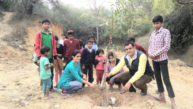 Residents of DLF Phase 1 conduct a plantation drive in Sikanderpur green belt area where as many as 40 trees were axed on Tuesday. (HT Photo) Residents of DLF Phase 1 conduct a plantation drive in Sikanderpur green belt area where as many as 40 trees were axed on Tuesday. (HT Photo)