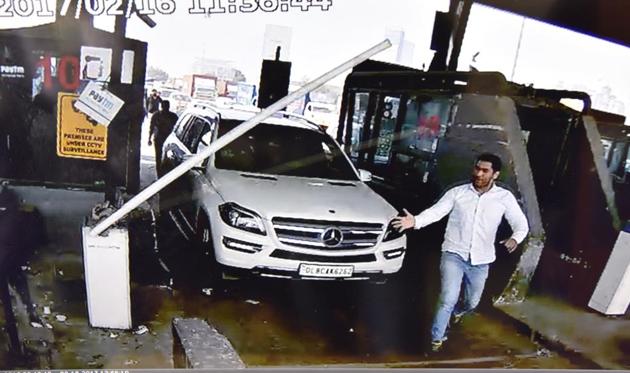 An image captured by the CCTV camera shows the Mercedes in which the accused arrived.(SANJEEV VERMA/HT PHOTO) An image captured by the CCTV camera shows the Mercedes in which the accused arrived.(SANJEEV VERMA/HT PHOTO)