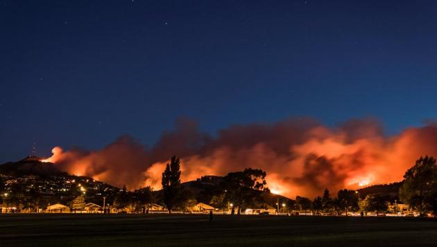 Raging wildfires near a suburb of Christchurch in New Zealand's South Island. Civil defence officials declared a state of emergency in the South Island city late last night as two blazes that had been smouldering for days merged into a single giant fire-front. (/Mark Hannah / REUTERS)