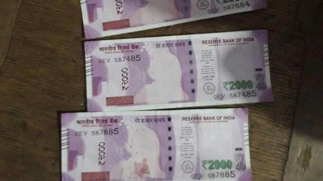 Fake Rs 2,000 bills are entering India through Bangladesh, three months after the newly minted banknote was introduced following the Narendra Modi government’s demonetisation drive.(Mujeeb Faruqui/HT Photo)