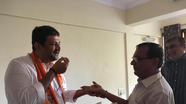 Parag Shah talks to a voter in Ghatkopar. (HT) Parag Shah talks to a voter in Ghatkopar. (HT)
