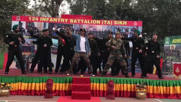 Shah Rukh Khan celebrated Republic Day with soldiers.