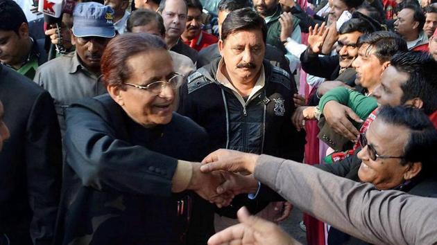 Samajwadi Party leader Azam Khan meets supporters in Rampur in Uttar Pradesh.(PTI File)