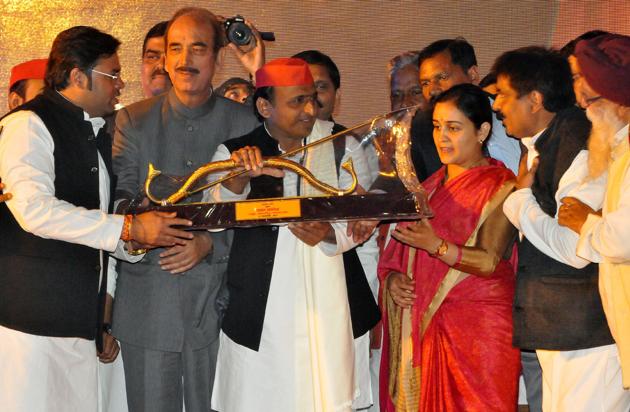 UP chief minister Akhilesh Yadav with SP candidate from Lucknow Cantonment, Aparna Yadav, and Congress leader Ghulam Nabi Azad in Lucknow on Thursday.(Dheeraj Dhawan/HT Photo)