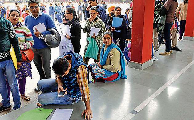 669 seats are reserved for EWS students in private schools. Over 40% seats are lying vacant in government schools.(HT File Photo)