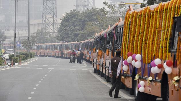 Deputy CM Manish Sisodia flagged off the new buses outside the Delhi Secretariat. (Raj K Raj/Hindustan Times) Deputy CM Manish Sisodia flagged off the new buses outside the Delhi Secretariat. (Raj K Raj/Hindustan Times)