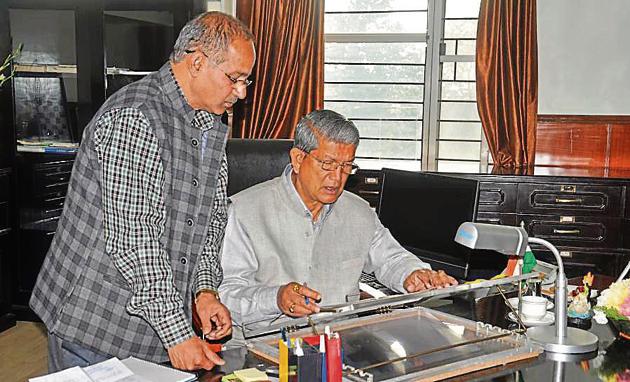 Chief minister Harish Rawat goes about with his work at his office in the state secretariat in Dehradun on Friday.(Vinay Santosh Kumar/HT)