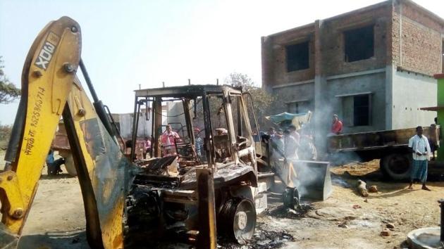The JCB machine which was torched by Maoists at Dugdha near Adhaura on Thursday. (HT PHOTO) The JCB machine which was torched by Maoists at Dugdha near Adhaura on Thursday. (HT PHOTO)