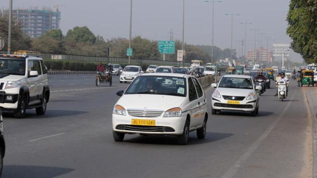 Cab drivers have started plying independently without using the booking applications of aggregators Ola and Uber on Friday.(Parveen Kumar/HT Photo)