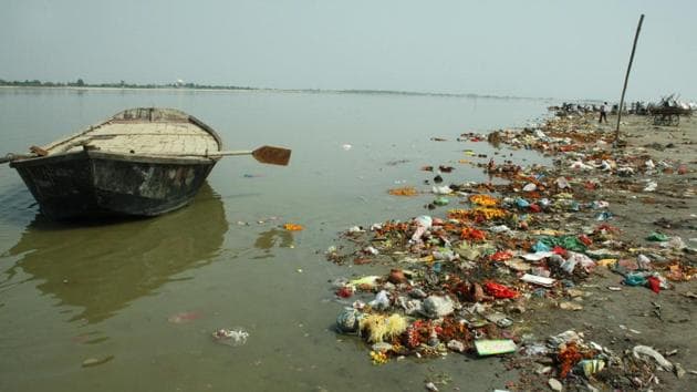 A man sits by the banks of a polluted Ganga. The pollution-control regime of UP is not capable of enforcing clear-air and clean-water laws, and attempts to do so have led to widespread protests.(Manoj Yadav/ HT File Photo)