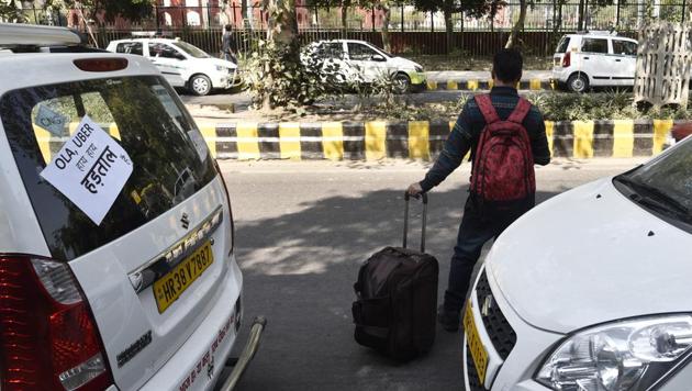 Commuters wait in front of cabs at Jantar Mantar even as Ola and Uber drivers refuse to ply in Delhi.(Vipin Kumar/HT PHOTO) Commuters wait in front of cabs at Jantar Mantar even as Ola and Uber drivers refuse to ply in Delhi.(Vipin Kumar/HT PHOTO)
