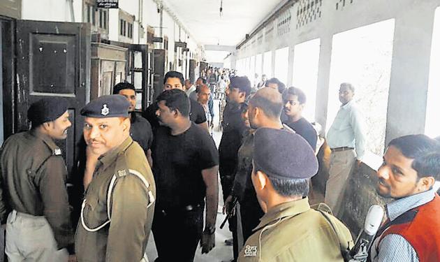 Securitymen outside the courtroom at Chapra in Bihar during Sohail Hingora's deposition in his abduction case(HT photo)