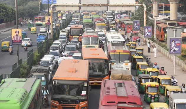 Of the two proposed elevated corridors, one was 29 kilometres long from Anand Vihar terminal (pic) to Peeragarhi (east-west corridor). Another was to run 24 kilometres from Wazirabad to airport (north-south corridor). (Sonu Mehta/HT PHOTO) Of the two proposed elevated corridors, one was 29 kilometres long from Anand Vihar terminal (pic) to Peeragarhi (east-west corridor). Another was to run 24 kilometres from Wazirabad to airport (north-south corridor). (Sonu Mehta/HT PHOTO)