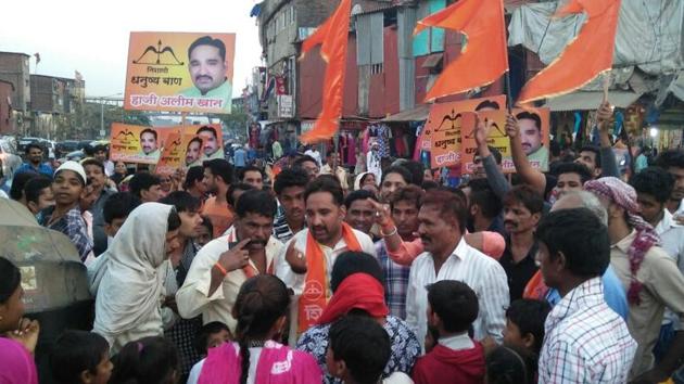 The Shiv Sena’s Behrampada candidate, Mohammed Halim Khan, campaigns ahead of the BMC polls in Mumbai.(HT)