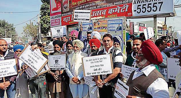 APP members protesting against the central government in Nakodar on Saturday.(Dilbag Singh/HT)