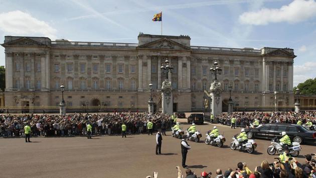 In this file photo dated Tuesday, May 24, 2011, The Royal Standard flag flies from above Buckingham Palace in London as the convoy carrying US President Barack Obama arrives. (AP photo) In this file photo dated Tuesday, May 24, 2011, The Royal Standard flag flies from above Buckingham Palace in London as the convoy carrying US President Barack Obama arrives. (AP photo)