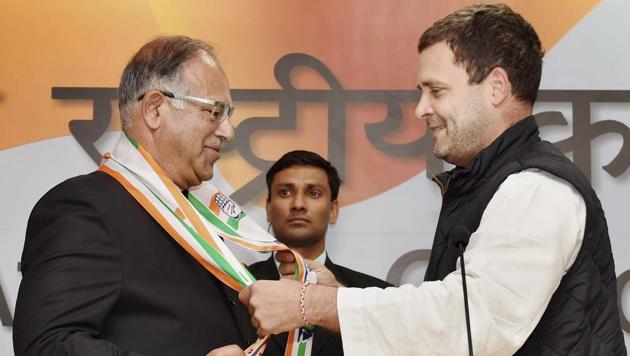 Congress vice president Rahul Gandhi welcomes former Lok Sabha member of PDP Tariq Hameed Karra in to the Congress at the AICC Headquarters in New Delhi on Saturday.(PTI) Congress vice president Rahul Gandhi welcomes former Lok Sabha member of PDP Tariq Hameed Karra in to the Congress at the AICC Headquarters in New Delhi on Saturday.(PTI)