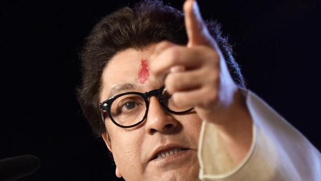 MNS chief Raj Thackeray addresses his party workers near Dadar railway station. (Anshuman Poyrekar/HT PHOTO) 