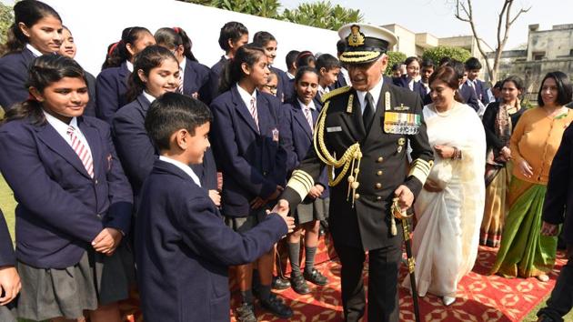 Navy chief of staff Admiral Sunil Lanba and wife Reena being welcomed by schoolchildren in Noida on Saturday. (Virendra Singh Gosain/HT PHOTO) Navy chief of staff Admiral Sunil Lanba and wife Reena being welcomed by schoolchildren in Noida on Saturday. (Virendra Singh Gosain/HT PHOTO)