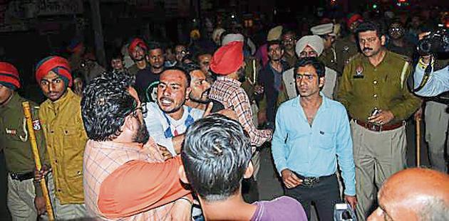 Gangster Lovely Lamba’s supporters on the rampage in Ludhiana on Sunday.(HT Photo)