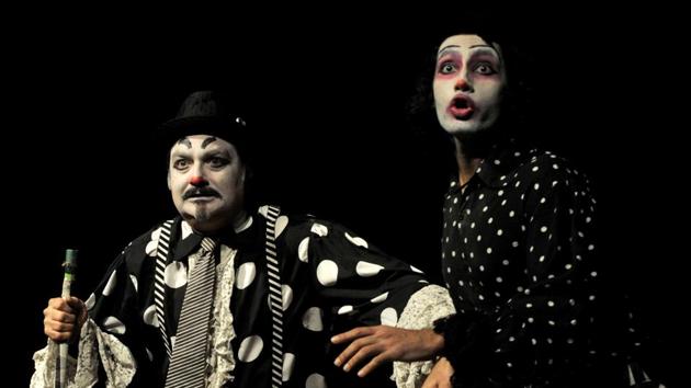 Actor Vinay Pathak performing Macbeth play at Tagore theatre in Chandigarh, on Sunday. (Ravi Kumar/HT photo)