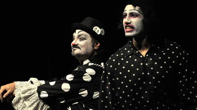 Actor Vinay Pathak performing Macbeth play at Tagore theatre in Chandigarh, on Sunday. (Ravi Kumar/HT photo)