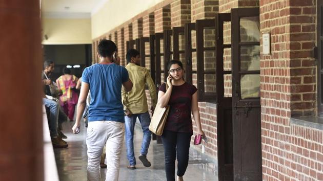 With the number of students fixed, close to half of the faculty strength in the different departments is without students to supervise, several teachers say.(Saumya Khandelwal/HT PHOTO)