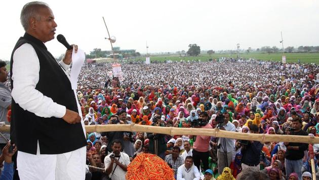AIJASS national chief Yashpal Malik addressing protesters at Jassia village in Rohtak district on Sunday. (Manoj Dhaka/HT Photo) AIJASS national chief Yashpal Malik addressing protesters at Jassia village in Rohtak district on Sunday. (Manoj Dhaka/HT Photo)