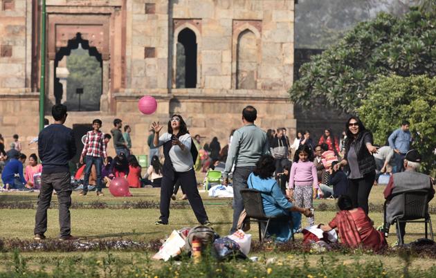 This was the hottest February 19th the city witnessed in the last five years.(Sanjeev Verma/HT PHOTO)