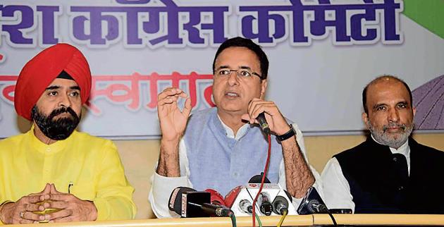 The Congress on Sunday asked the warring Shiv Sena and BJP to give a solemn commitment to the citizens that they will not join hands after the BMC elections to share the spoils of power.(HT)