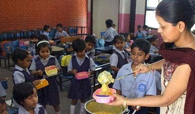 Delhi’s food safety department will conduct emergency inspections of all 33 mid-day meal kitchens and transportation facilities for the food.(HT Photo)