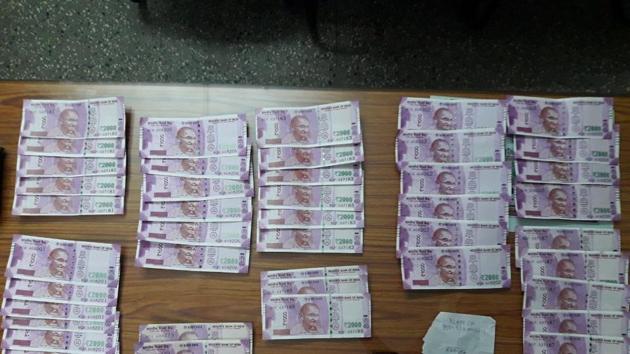 The fake notes that were seized from a youth in Malda on Sunday evening. BSF officers said the quality of the counterfeit notes was getting better and better.(HT Photo) The fake notes that were seized from a youth in Malda on Sunday evening. BSF officers said the quality of the counterfeit notes was getting better and better.(HT Photo)