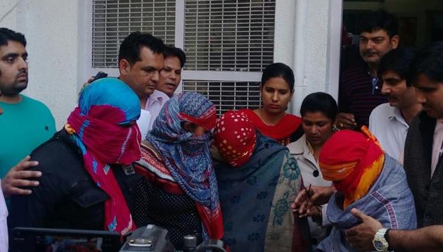 The four suspects -- auto driver Satish Yadav, Rano, Varsha and Manisha -- were nabbed from Ashok Vihar in the morning when they were escaping after striking at a wedding. The four suspects -- auto driver Satish Yadav, Rano, Varsha and Manisha -- were nabbed from Ashok Vihar in the morning when they were escaping after striking at a wedding.